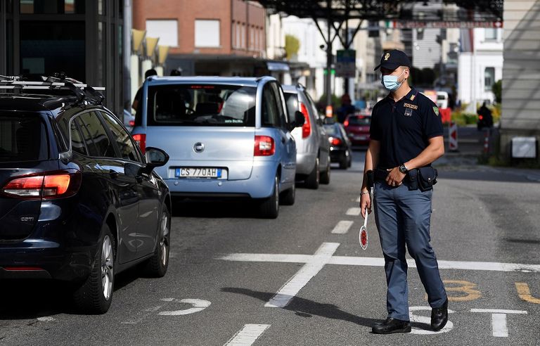 رجل يرتدي كمامة للوقاية من فيروس كورونا
