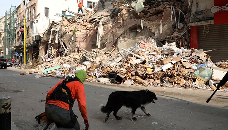عمال إنقاذ في لبنان يبحثون عن أحياء تحت الأنقاض