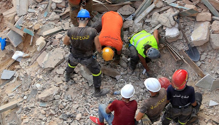 عمال إنقاذ في لبنان يبحثون عن أحياء تحت الأنقاض