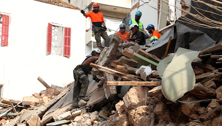 عمال إنقاذ في لبنان يبحثون عن أحياء تحت الأنقاض
