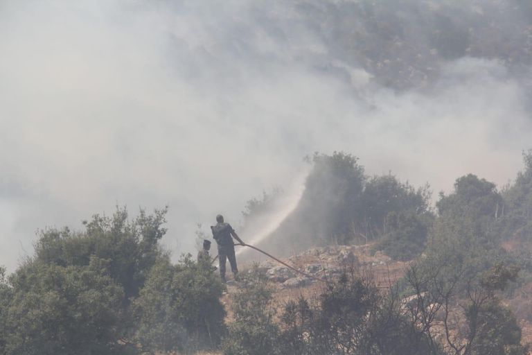 فرق الإطفاء تحاول السيطرة على الحريق