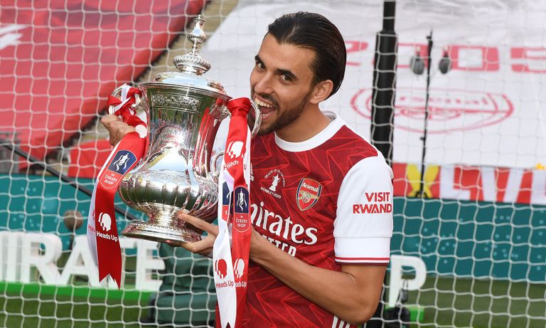 داني سيبايوس لاعب أرسنال يحمل كأس الاتحاد الإنجليزي داني سيبايوس لاعب أرسنال