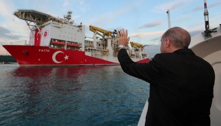 أردوغان يلوح لسفينة استكشاف تركية قبل مهمة شرق المتوسط