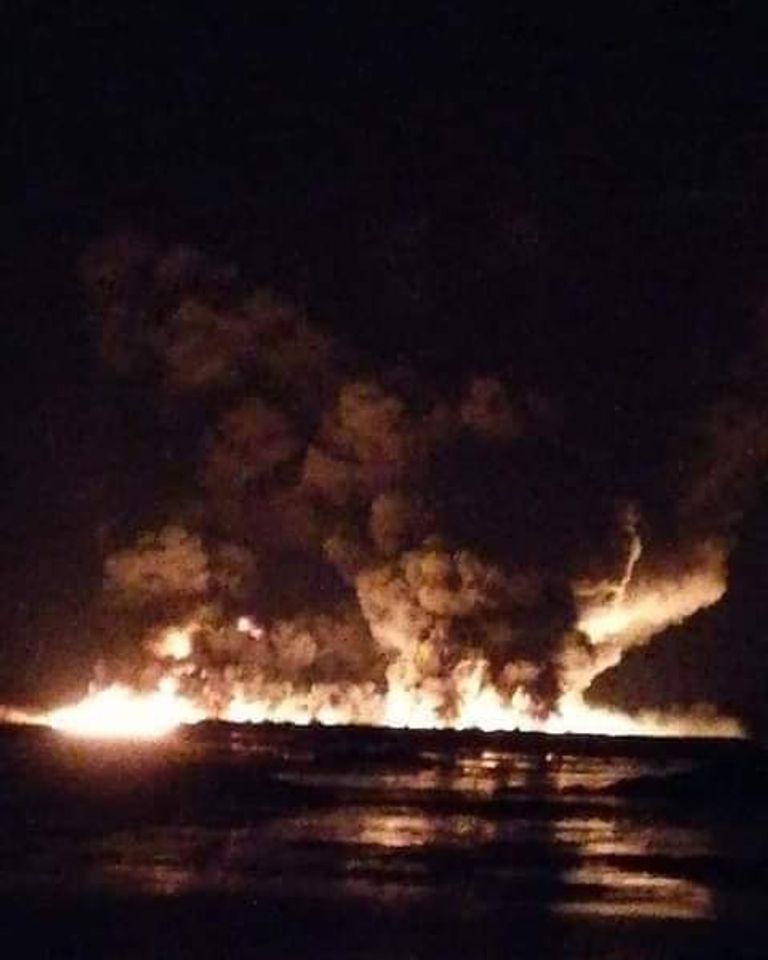 جانب من الحريق بأنبوبين لنقل النفط الجزائرية جانب من الحريق بأنبوبين لنقل النفط الجزائرية