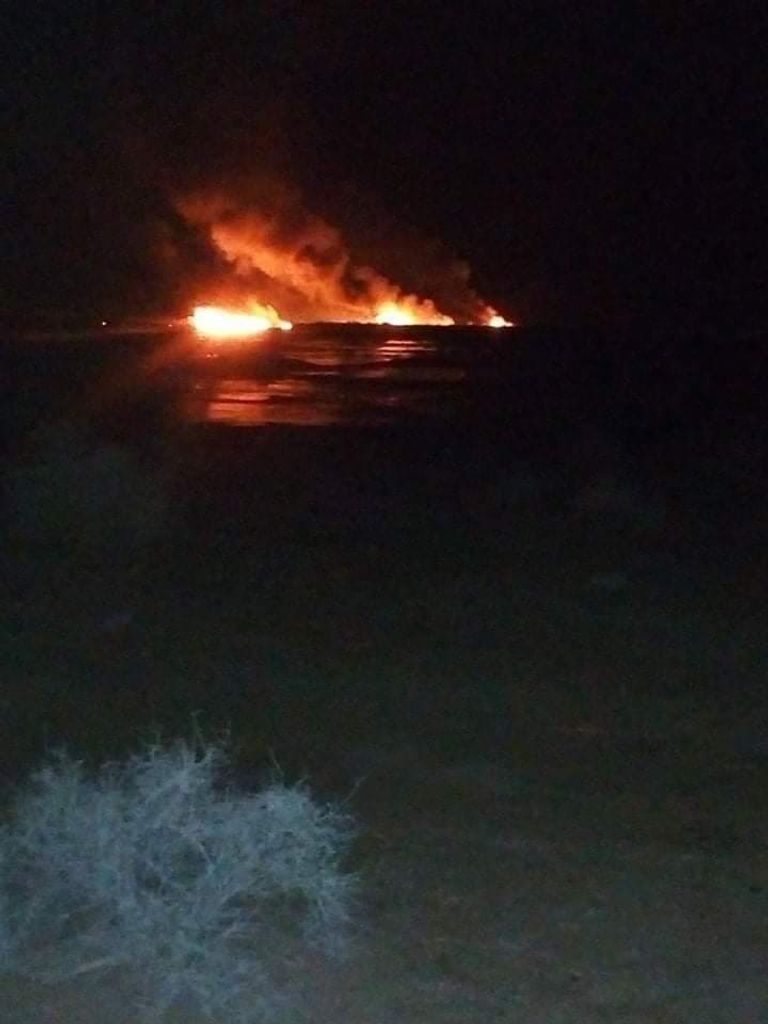 جانب من الحريق بأنبوبين لنقل النفط الجزائرية جانب من الحريق بأنبوبين لنقل النفط الجزائرية