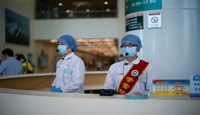 صينيون يرتدون كمامات للوقاية من عدوى كورونا