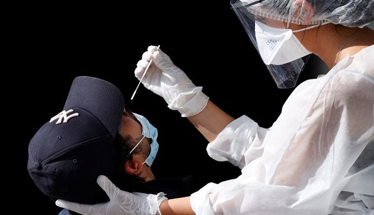 صينيون يرتدون كمامات للوقاية من عدوى كورونا