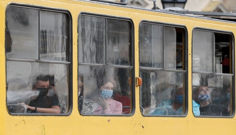 صينيون يرتدون كمامات للوقاية من عدوى كورونا