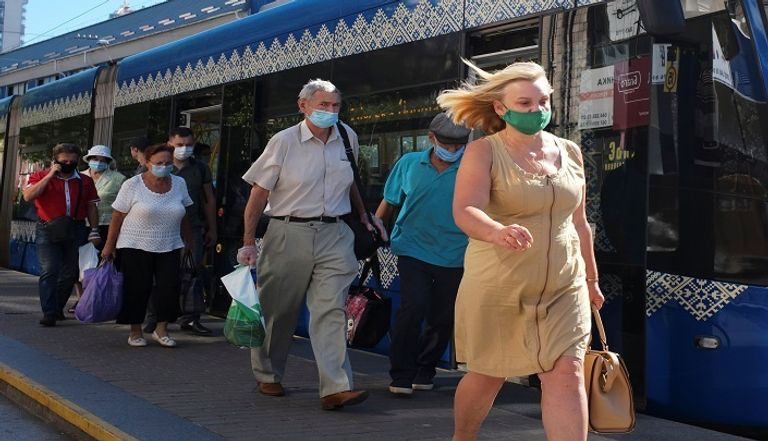 صينيون يرتدون كمامات للوقاية من عدوى كورونا