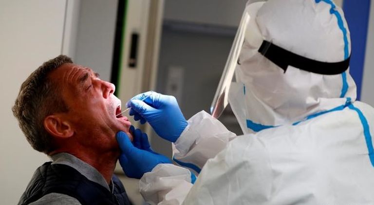 صينيون يرتدون كمامات للوقاية من عدوى كورونا