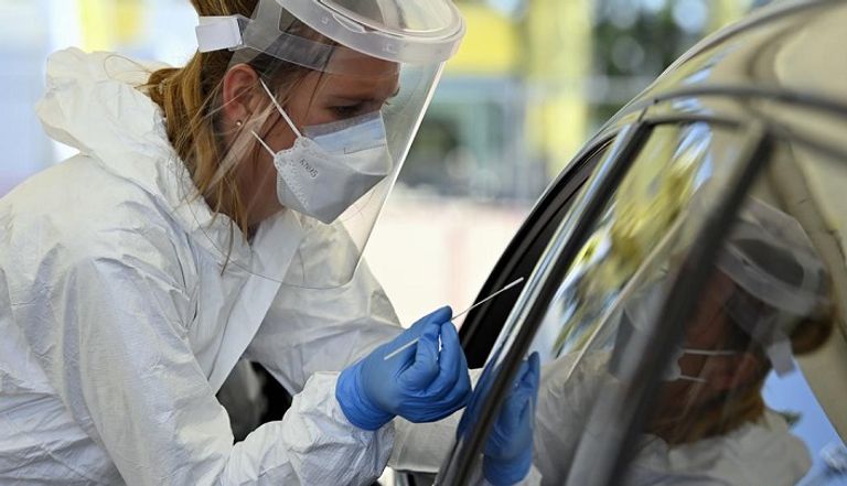 صينيون يرتدون كمامات للوقاية من عدوى كورونا