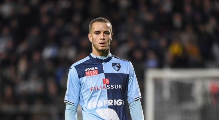 فيكتور لكحل لاعب فريق لوهافر الفرنسي عدلان قديورة لاعب منتخب الجزائر المخضرم