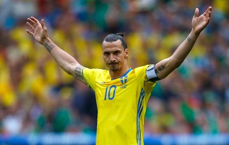 إبراهيموفيتش بقميص منتخب السويد قبل الاعتزال زلاتان إبراهيموفيتش مهاجم ميلان