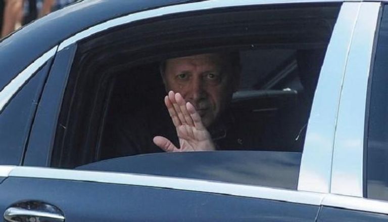 الرئيس التركي يلوح من سيارته - رويترز