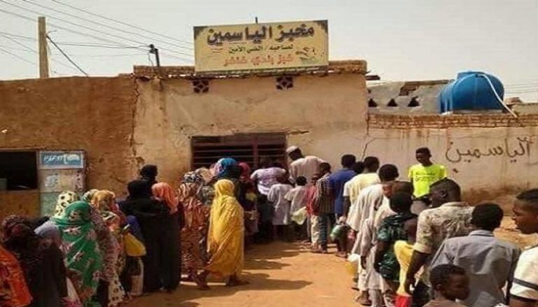 سودانيون يصطفون للحصول على الخبز