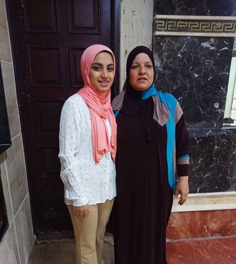 هبة حامد مع أسرتها
