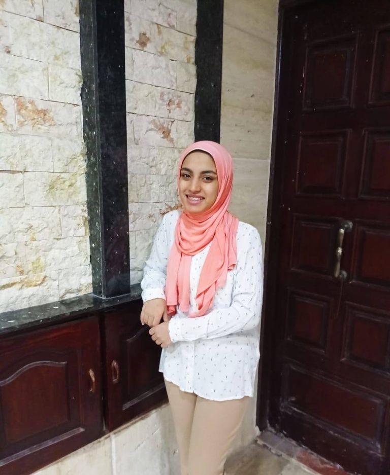 هبة حامد مع أسرتها