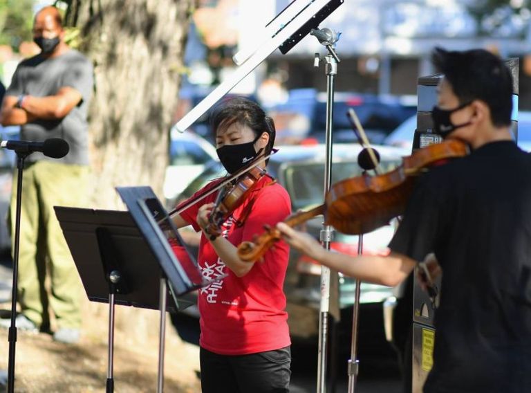 أوركسترا نيويورك الفلهرمونية تؤدي معزوفات في الشارع