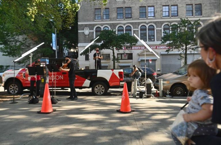 أوركسترا نيويورك الفلهرمونية تؤدي معزوفات في الشارع