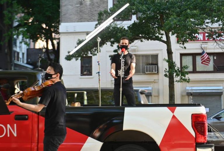 أوركسترا نيويورك الفلهرمونية تؤدي معزوفات في الشارع