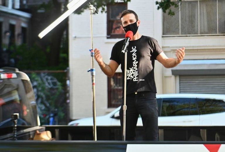 أوركسترا نيويورك الفلهرمونية تؤدي معزوفات في الشارع