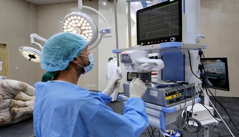 طبيب يقوم بعمل أشاعة لإبل، في مستشفى السلام البيطري بالسعودية، أكبر مستشفى للإبل بالعالم في المملكة جمل يخضع لعملية جراحية في المستشفى