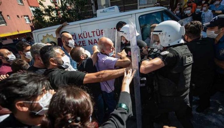اشتباكات بين الشرطة والمتظاهرين في أنقرة أثناء جنازة المحامية إبرو تيمتك