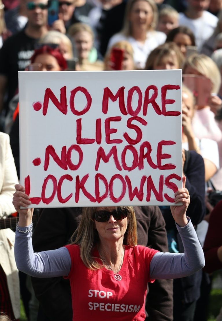 مظاهرات ضد إجراءات كورونا إجراء مسحة كورونا لأحد المصابين - رويترز