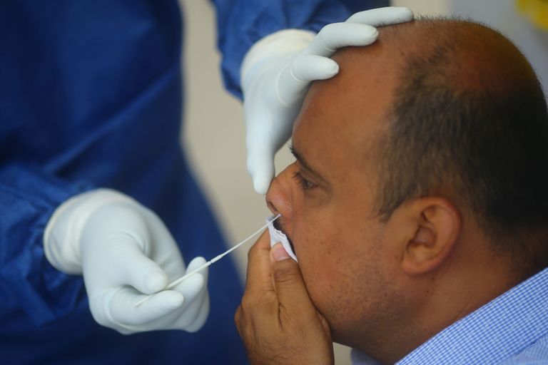 إجراء مسحة كورونا لأحد المصابين  إجراء مسحة كورونا لأحد المصابين - رويترز