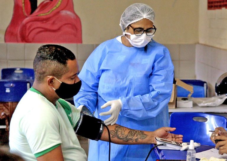 إجراء مسحة كورونا لأحد المصابين - رويترز