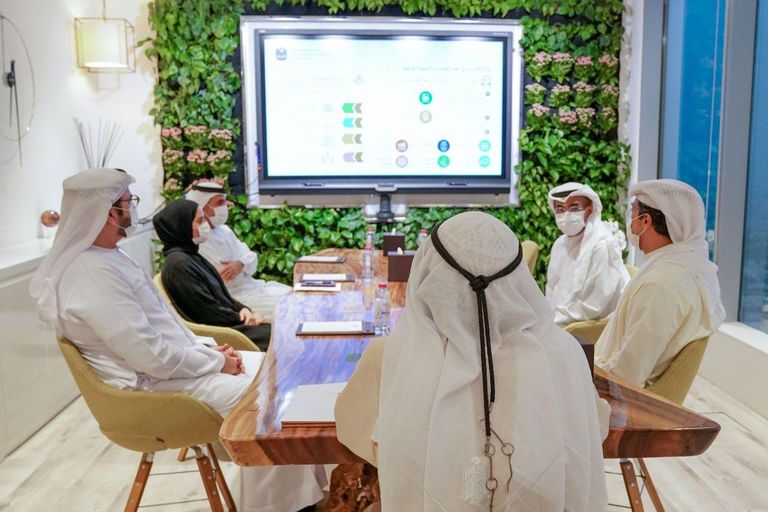 محمد بن راشد يطلع على استراتيجية وزارة التغير المناخي والبيئة