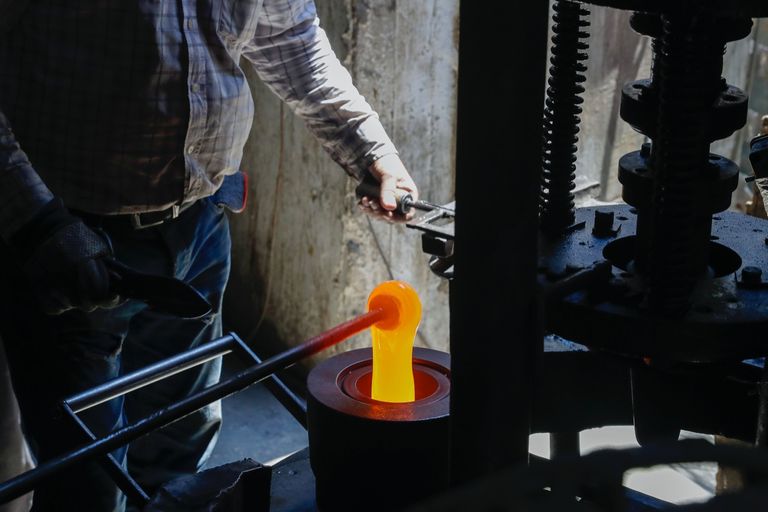 زجاج بيروت المحطم