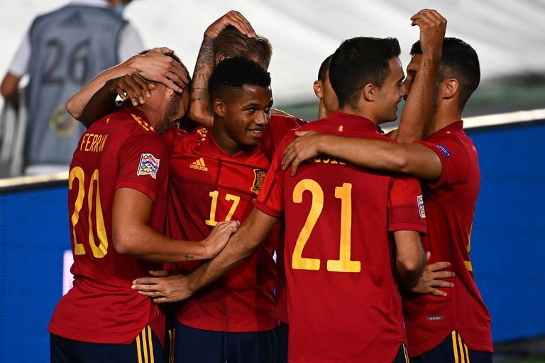 إنسو فاتي يتلقى التهنئة من لاعبي منتخب إسبانيا 