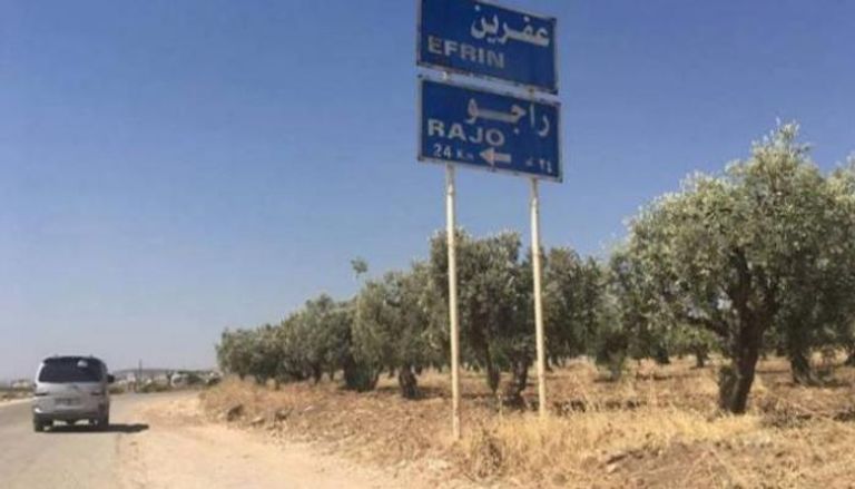 سيارة على طريق يصل عفرين بمنطقة راجو شمالي سوريا – المرصد السوري