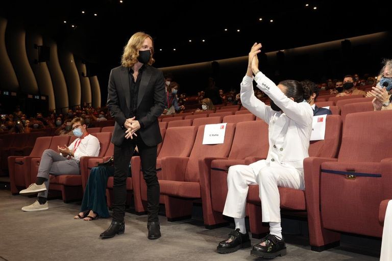 تصفيق الحاضرين للمثل المصري أحمد مالك بعد عرض فيلم The Furnace، في مهرجان فينيسيا السينمائي الدولي