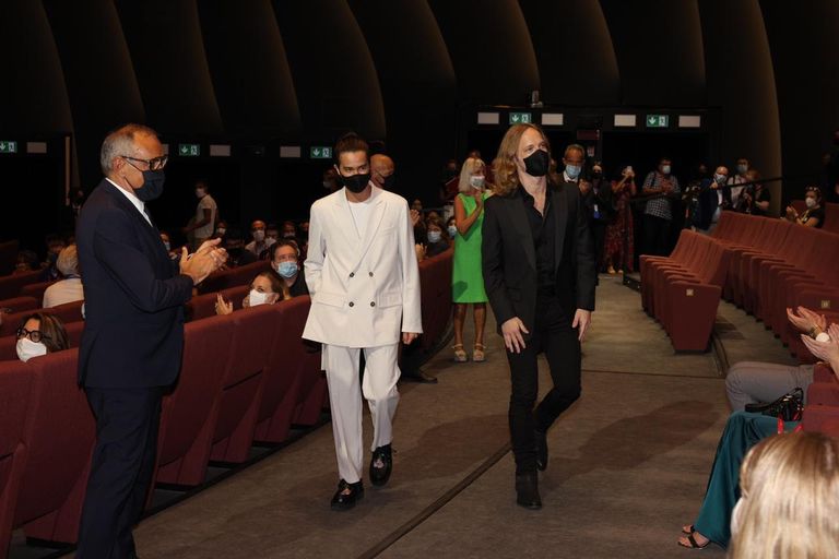 تصفيق الحاضرين للمثل المصري أحمد مالك بعد عرض فيلم The Furnace، في مهرجان فينيسيا السينمائي الدولي