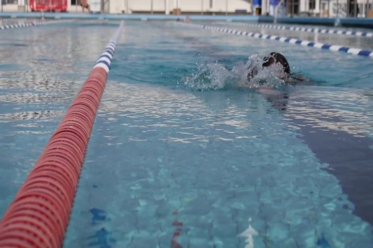 حمام السباحة خبراء يؤكدون عدم أهمية ارتداء القفازات في السوبر ماركت