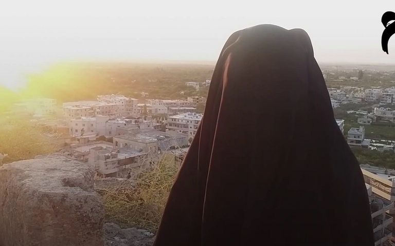 نساء محتجزات في مخيم 