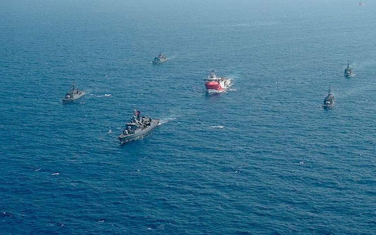 سفن حربية تركية ترافق سفينة التنقيب "أوروتش رئيس"