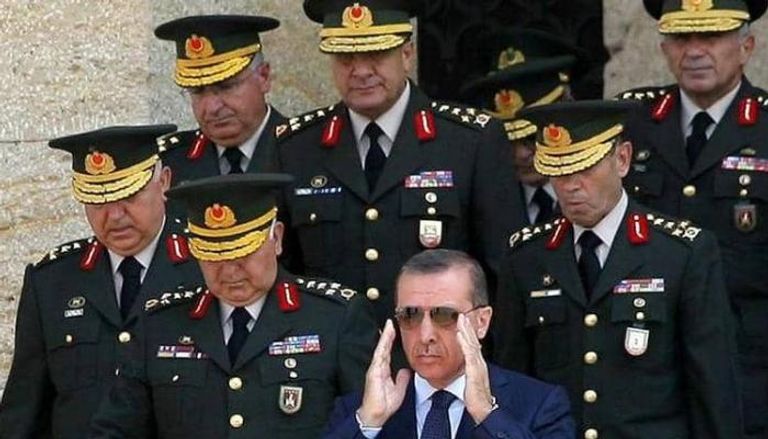 أردوغان يبتز اليونان لإضعاف الجيش التركي