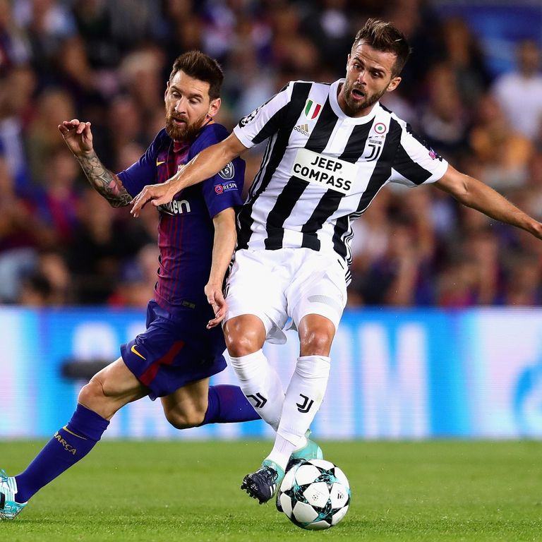 بيانيتش وليونيل ميسي خلال مباراة سابقة بين يوفنتوس وبرشلونة