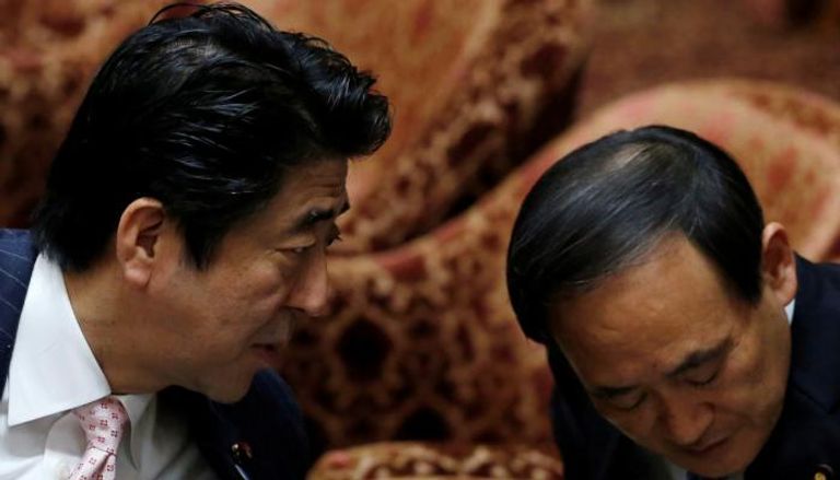 شينزو آبي يتحدث مع سوجا في البرلمان