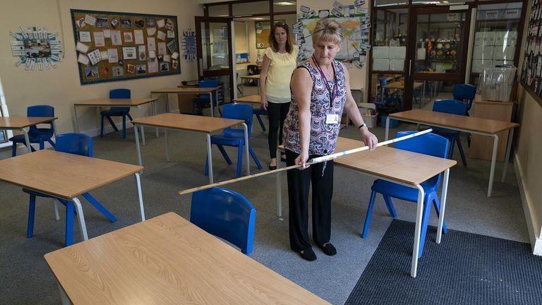 مدارس إنجلترا وويلز تواجه شبح الإغلاق بسبب كورونا