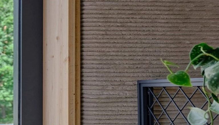 المنزل يحتوي على نظام تدفئة وألواح للطاقة الشمسية