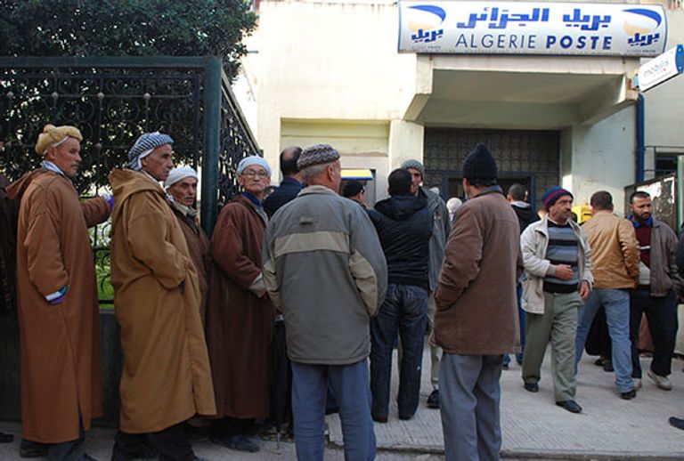 الجزائريون في طوابير طويلة أمام مراكز البريد بسبب ندرة السيولة الجزائر بين ثورة مضادة وإرث ألغام النظام السابق