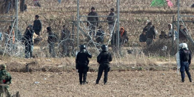 عناصر أمن يونانيون قرب الحدود التركية- أرشيفية سفن تركية تواصل التنقيب في المياه اليونانية