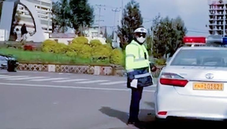 آبي أحمد مرتديا زي شرطي المرور في أديس أبابا