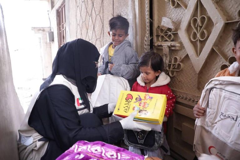 الهلال الأحمر الإماراتي يتفقد أسر الشهداء في المكلا