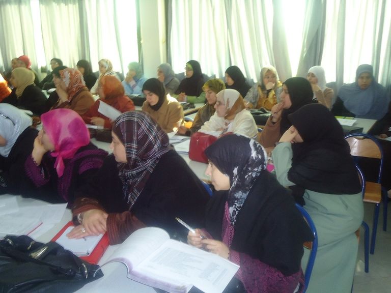 سيدة تتعلم الكتابة ضمن فصول تعليم الكبار