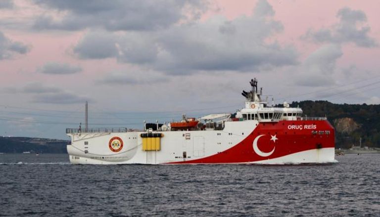 سفينة أبحاث تركية تبحر في البوسفور 